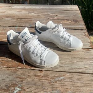 ADIDAS STAN SMITH - white w/ navy blue details 7.5 Womens size 6 mens